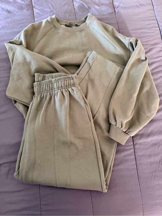 Zara Pants - Zara Olive Green Wide Leg Sweatpants and Sweater